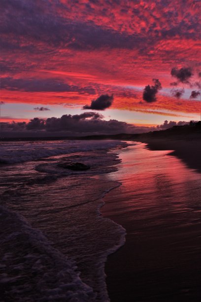 戏剧性的日落天空在海滩上图片下载