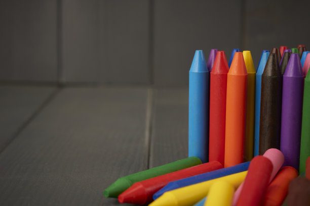 彩色蜡笔用在灰色的木头上图片下载