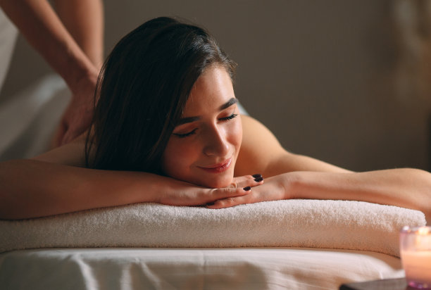 水疗、按摩。年轻的黑发美女在做按摩。图片下载