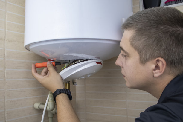 锅炉修理工检查热水器里的电子设备。专业援助和技术支持概念图片下载