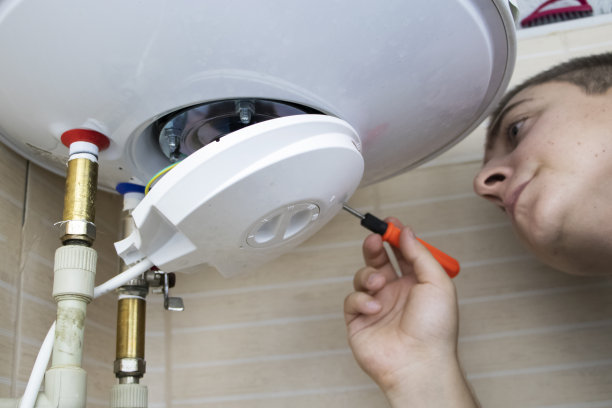 锅炉修理工检查热水器里的电子设备。专业援助和技术支持概念图片下载