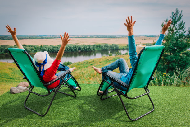 幸福的夫妇享受自然，家人举起手在乡间放松图片下载