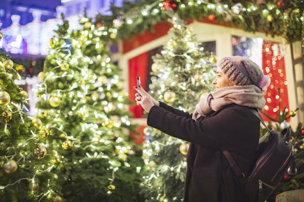 圣诞市场上快乐微笑的女孩图片下载
