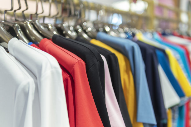 商店里挂在衣架上的五颜六色的衣服图片下载