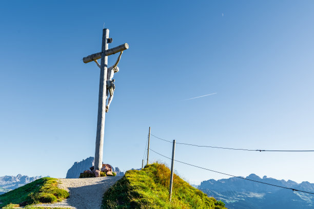 意大利阿尔卑斯山在一个晴朗无云的日子里——十字架上有一个十字架，被安放在山顶上。图片下载
