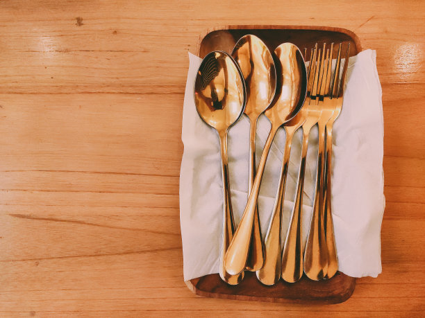 漂亮的金色勺子和叉子图片下载