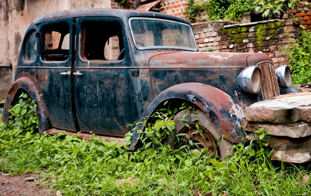 老式的废弃汽车。图片下载