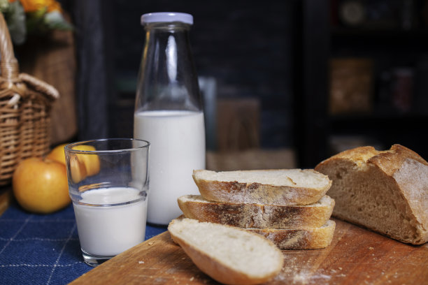 工匠的硬面包，黄油和牛奶图片下载