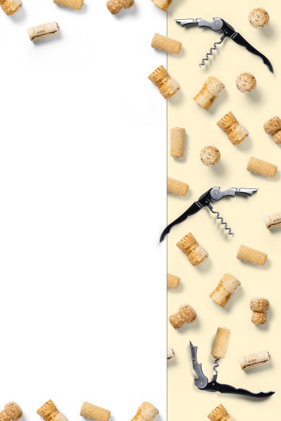 葡萄酒软木塞创意平面布局上的白色背光背景。Flatlay创意酒套与瓶塞和瓶塞螺旋的设计概念。图片下载