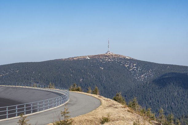 捷克Dlouhe怪抽水蓄能电站，以普拉德塔为背景，上湖图片下载