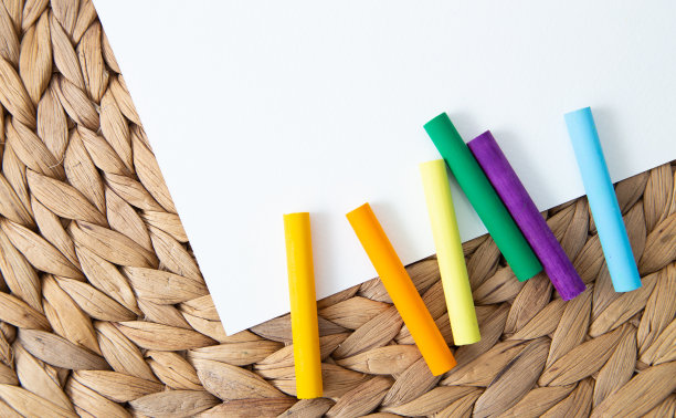 学校用品双面边境。顶视图隔离在白色背景和复制空间。回到学校的概念。图片下载