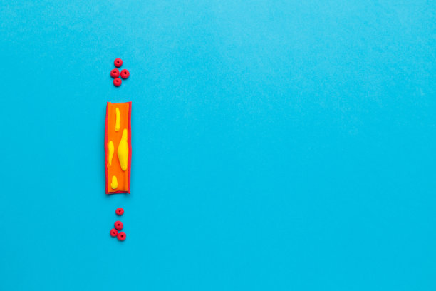 治疗血管粥样硬化、血管内胆固醇斑块。卡通的概念。文本复制空间图片下载