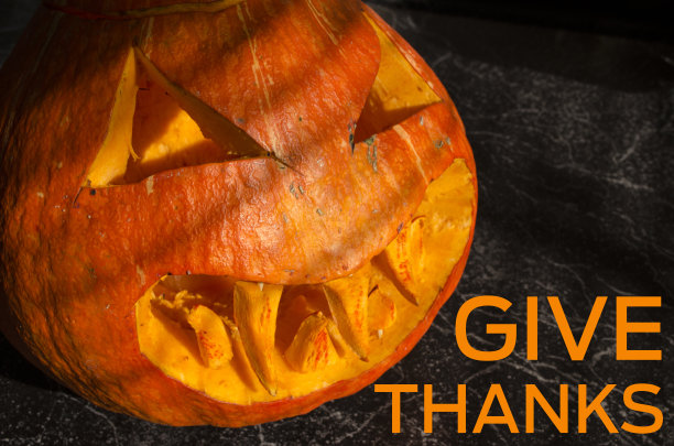 万圣节的装饰。生南瓜装饰着生气的脸。感恩节贺卡快乐。图片下载