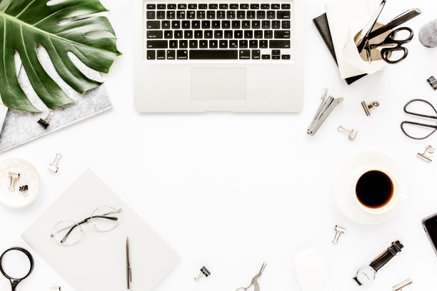 家庭办公室的工作空间模型与笔记本电脑，热带树叶怪物，剪贴板，笔记本电脑和配件在白色背景。平铺，俯视图图片下载