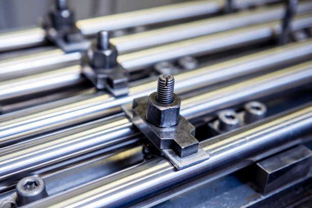 数控铣床在管子上钻孔。图片下载