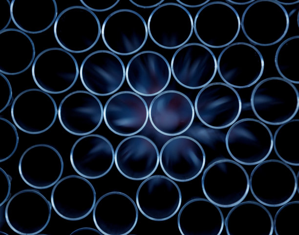 摘要背景钢管堆叠在托盘上图片下载