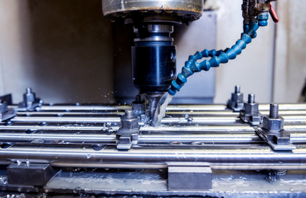 数控铣床在管子上钻孔。图片下载