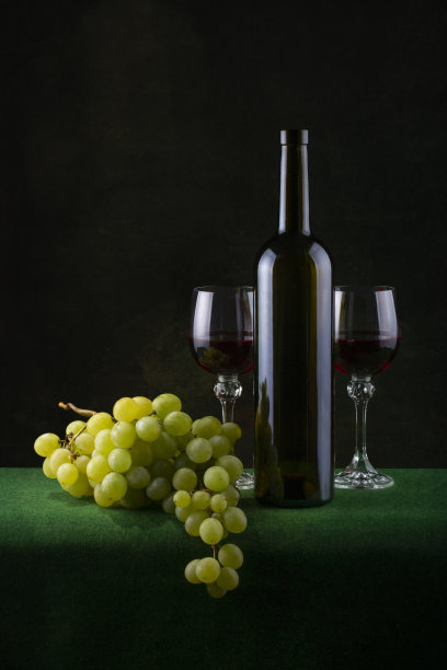 有葡萄和酒在玻璃杯里的静物图片下载