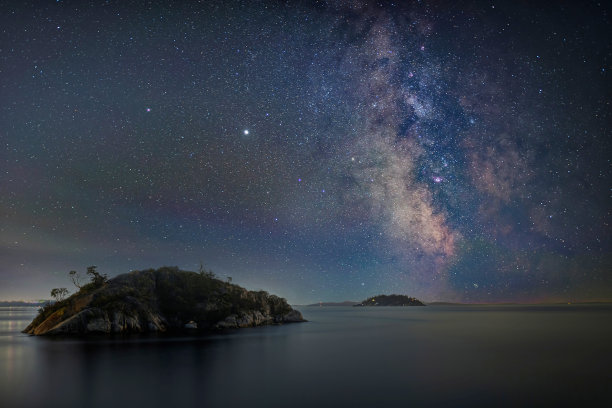 银河和小岛，Whytecliff公园，西温哥华，BC，加拿大图片下载