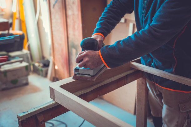 木工手工砂光板与电动砂光机的特写图片下载