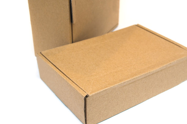 纸板箱孤立在白色背景上。交付或移动概念。礼物盒子。回收材料的概念。图片下载