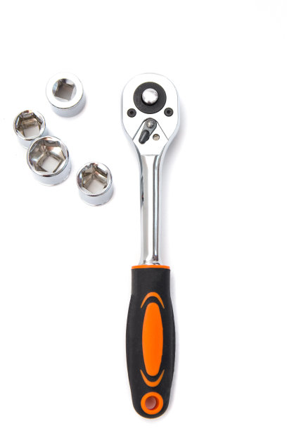 棘轮扳手与黑色和橙色的处理与一套头为它，孤立在一个白色的背景。日常使用的工具和硬件。建设和修复。图片下载