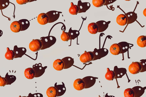 许多不同的南瓜图案与一个坚硬的阴影在灰色的背景。万圣节的概念。图片下载