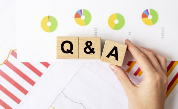 Q和A木块的特写镜头图片下载