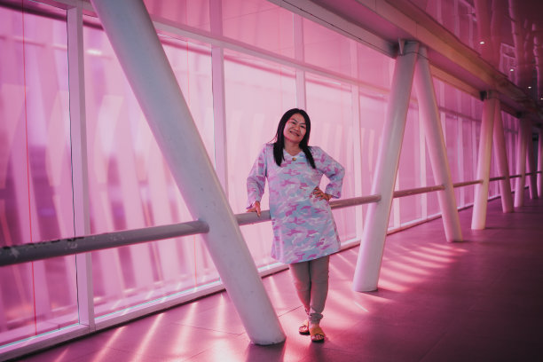 年轻心泰国资深女性-库存照片图片下载