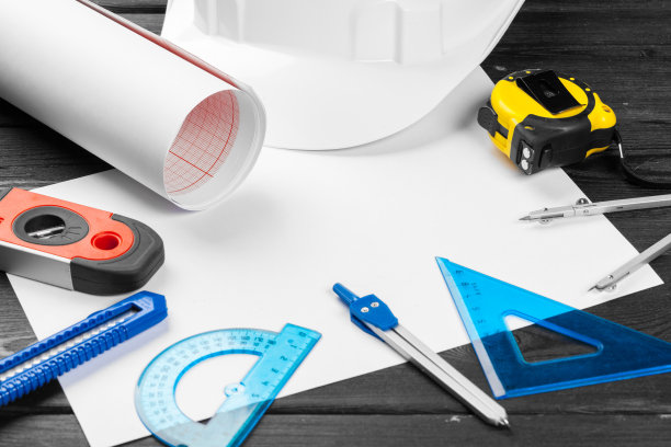 靠近白色安全帽和各种修复工具与复制空间在中间之上的木制背景图片下载