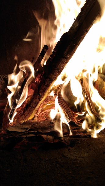 柴火在壁炉里燃烧的照片图片下载