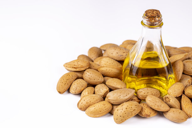 白色背景上的杏仁油图片下载