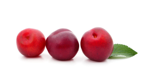 带叶子的蓝李子。图片下载