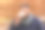 男人在户外喝咖啡秋天的季节图片下载
