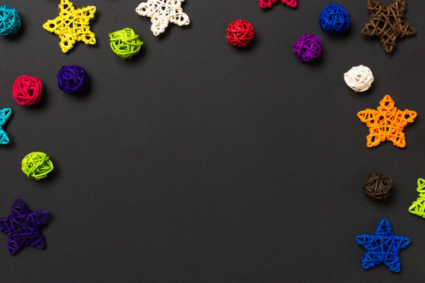 在黑色背景上的圣诞装饰俯视图。新年假期概念与拷贝空间图片下载