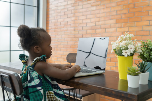 小女孩，黑人婴儿女学生学习，学习网上作业，使用电脑笔记本电脑和空白的空白屏幕空间在家里的教育理念。图片下载