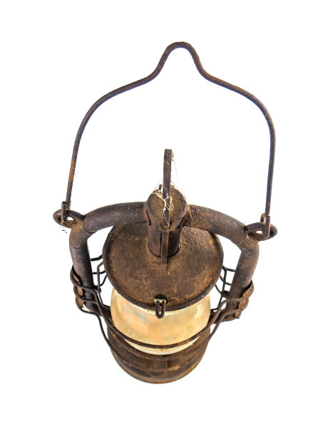 白色背景上一盏生锈的旧煤油灯。图片下载