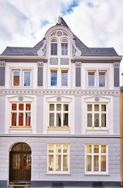 维斯马老城的灰色老山墙房子，白色木窗户。图片下载