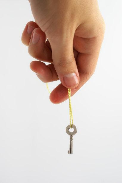 手里拿着一根绳子和一把小钥匙图片下载