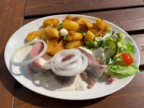 腌鲱鱼柳配烤土豆图片下载