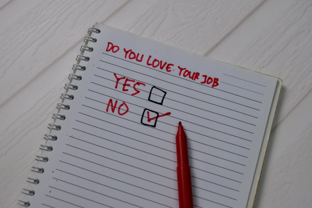 你热爱你的工作吗?写在书上。由一个附加服务的独立木桌支撑。图片下载