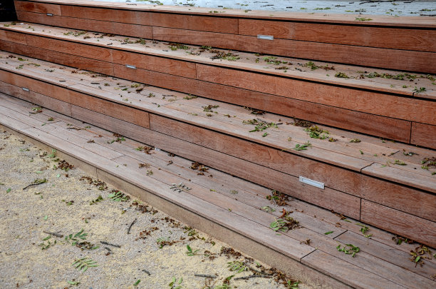 公园里的木制楼梯由褐色的热带木材制成，作为剧场圆形剧场的长凳，内置楼梯照明图片下载