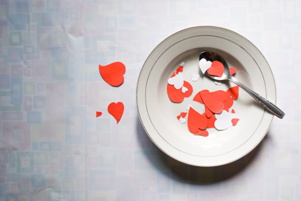 心碎插画与吃心爱形状纸概念。一个概念的心理健康和自杀预防意识月图片下载