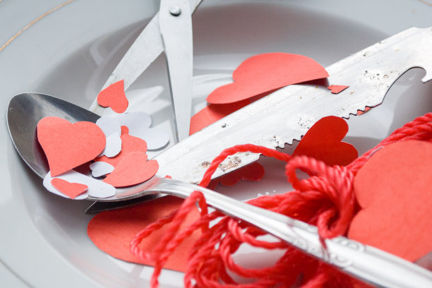 心碎插画与吃心爱形状纸概念。一个概念的心理健康和自杀预防意识月图片下载