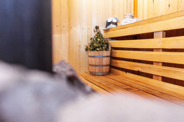 室内细节芬兰桑拿蒸汽房与传统桑拿配件盆桦木扫帚勺毡帽毛巾。传统的俄罗斯澡堂水疗概念。放松乡村乡村浴概念图片下载