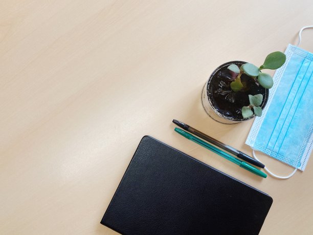 有学习用品和防护口罩的桌面图片下载