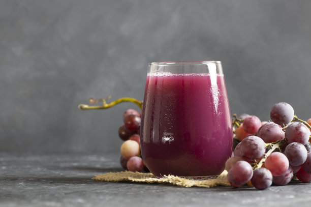 一杯黑葡萄或红葡萄果脯汁配新鲜葡萄，有机水果冷饮概念，原色图片下载