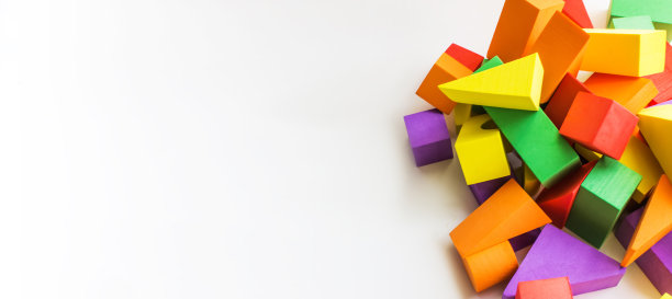 木制的玩具，彩色的儿童设计师在白色的背景，娱乐一个孩子，发展学前，建设。图片下载