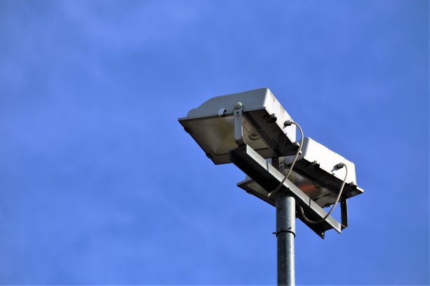 聚光灯照在蓝天上图片下载