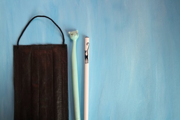 铅笔在黑色的面具上图片下载